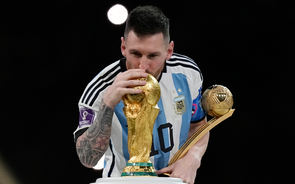 El momento más esperado. Messi besando la Copa tras ganarle la final a Francia. 